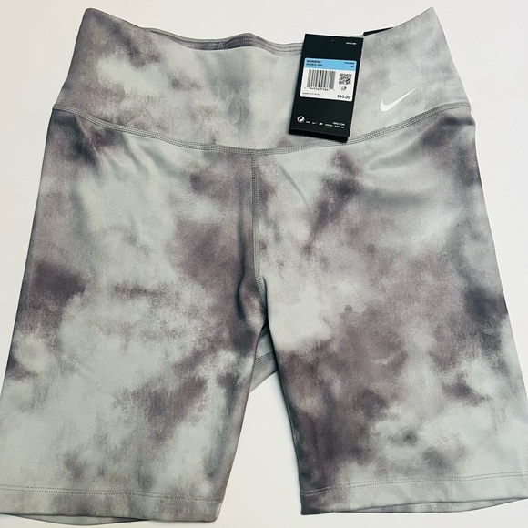 Women’s Nike Bike Short - Picture 1 of 4